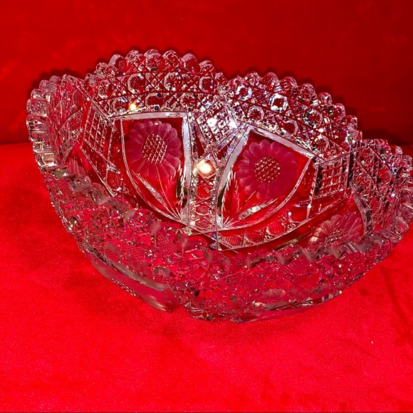 Poppy Flower Crystal Bowl Goes beyond the dining table standard. - Picture 7 of 16